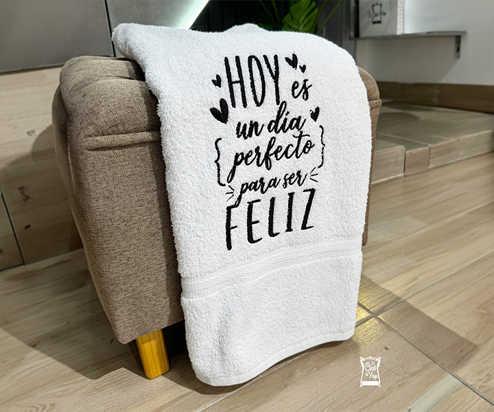 Toalla personalizada para mujer con frase de felicidad - 321