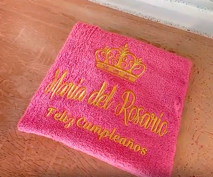 Toalla personalizada para mujer color rosa de corona - 329