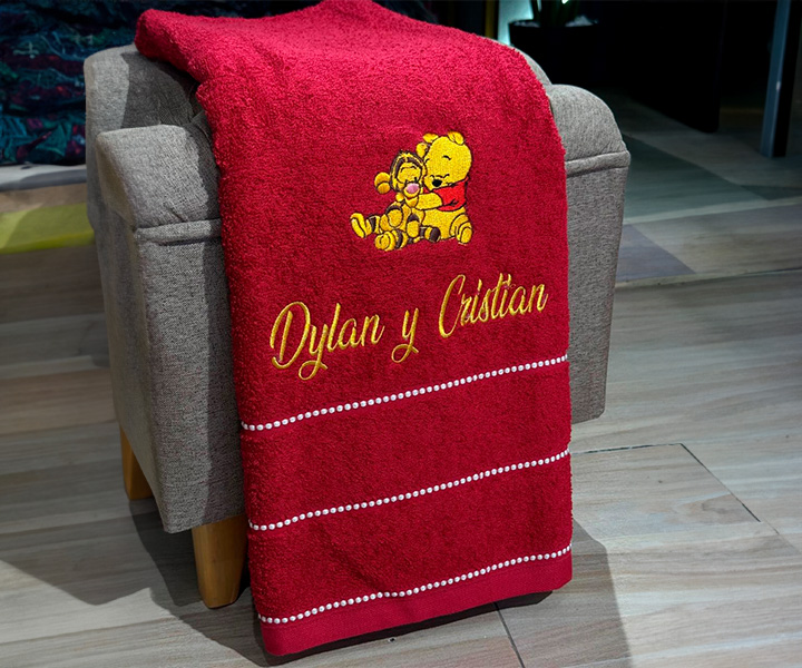 Toalla personalizada para niño color rojo de Winnie Pooh - 335